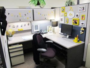 Ingin Nyaman Saat Bekerja Di Meja Kantor ? Simak Tips Berikut Ini !